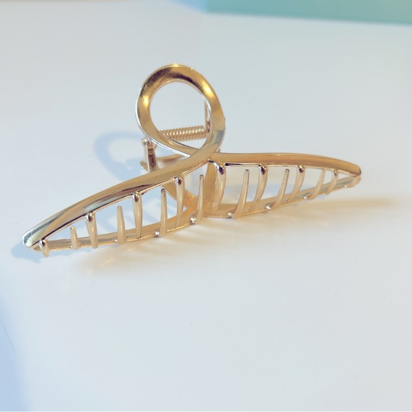 SHEIN GOLD HAIR CLAW CLIP - Picture 2 of 4